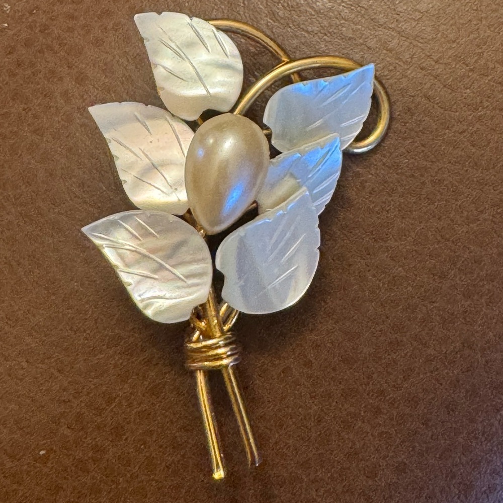 Vintage mid-century mother of pearl leaves &faux pearl brooch w/gold tone detail